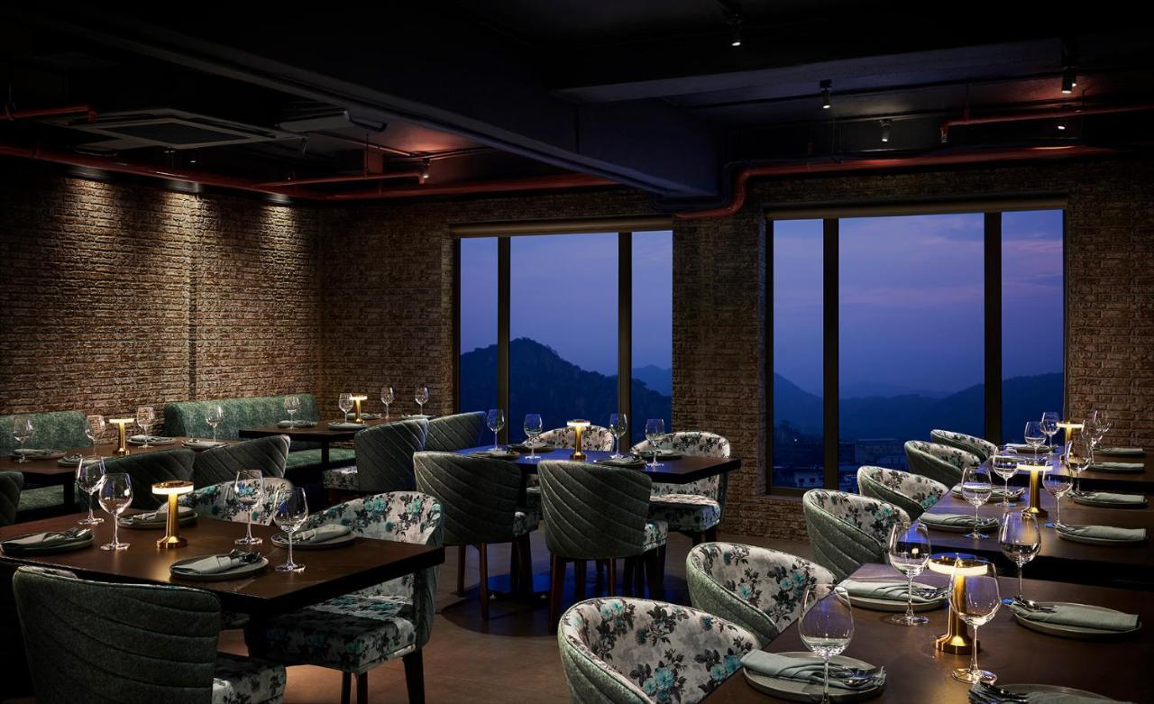 Hyatt Place Jaipur Malviya Nagar Exterior photo The Peak Lounge